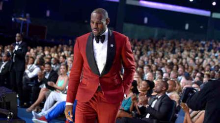 LeBron James walks on stage to accept the best male athlete award at the ESPY Awards on Wednesday, July 17, 2013, at the Nokia Theater in Los Angeles. (Photo by Jordan Strauss/Invision/AP)