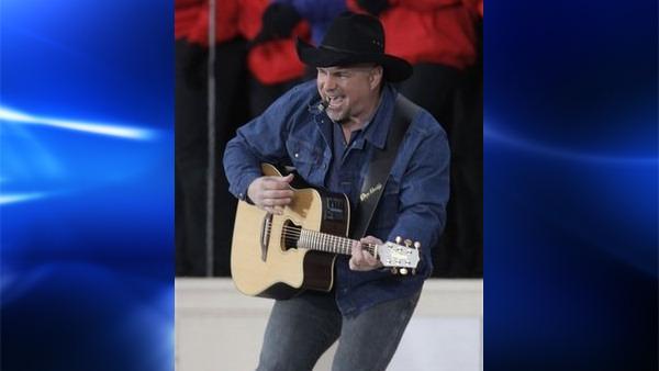 Singer Garth Brooks performs at the We Are One: Opening Inaugural Celebration at the Lincoln Memorial in Washington, Sunday, Jan. 18, 2009.
(AP Photo/Jeff Christensen)