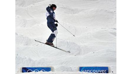 Hannah Kearney of the USA during her moguls qualifications run at the Vancouver 2010 Olympics in Vancouver, British Columbia, Saturday, Feb. 13, 2010. (AP Photo/Bela Szandelszky)