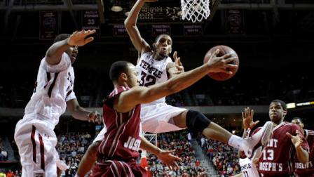 Saint Josephs Charoy Bentley, second from left, passes to teammate Ronald Roberts, right, as Temples Lavoy Allen, left, and Rahlir Jefferson defend in the second half of an NCAA college basketball game, Sunday, Feb. 20, 2011, in Philadelphia. Temple won 66-52. (AP Photo/Matt Slocum)