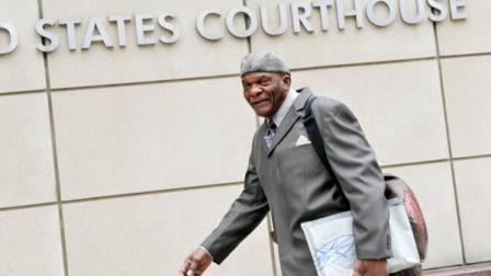 Retired Minnesota Vikings Hall of Fame player Carl Eller arrives at federal courthouse Tuesday, April 19, 2011 in Minneapolis where the NFL and its locked-out players continue court-ordered mediation. (AP Photo/Jim Mone)