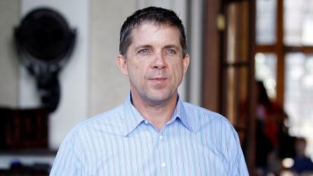 New Orleans coach Sean Payton leaves the NFL owners meeting in Palm Beach, Fla., Tuesday, March 27, 2012. Facing a season-long suspension for his role in the Saints bounties program, Payton planned to meet with Bill Parcells, his former boss, on Tuesday, a conversation that will include who will coach New Orleans this coming season. (AP Photo/Luis M. Alvarez)