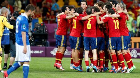 Spanish players celebrate after winning the Euro 2012 soccer championship final between Spain and Italy in Kiev, Ukraine, Sunday, July 1, 2012. (AP Photo/Michael Sohn)