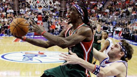 Milwaukee Bucks Marquis Daniels, left, goes up for a shot as Philadelphia 76ers Spencer Hawes defends in the first half of an NBA basketball game, Monday, Nov. 12, 2012, in Philadelphia. (AP Photo/Matt Slocum)