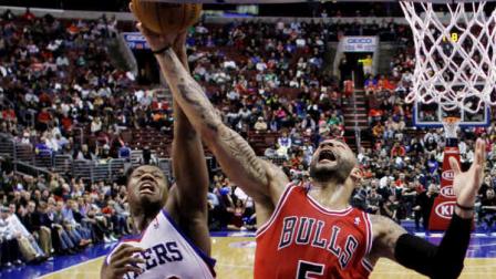 Chicago Bulls Carlos Boozer (5) and Philadelphia 76ers Lavoy Allen (50) battle for a rebound in the first half of an NBA basketball game, Wednesday, Dec. 12, 2012, in Philadelphia. (AP Photo/Matt Slocum)