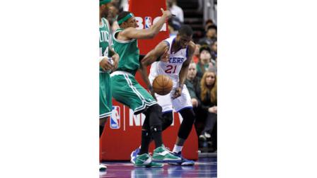 Boston Celtics Paul Pierce (34) and Philadelphia 76ers Thaddeus Young (21) fight for a loose ball in the first half of an NBA basketball game, Tuesday, March 5, 2013, in Philadelphia. (AP Photo/H. Rumph Jr)