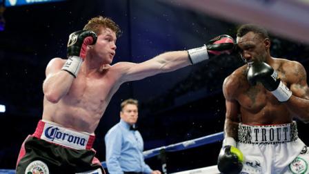 Boxer Saul Canelo Alvarez, left, and Austin Trout, right, during their 154-pound title unification bout, Saturday, April 20, 2013, in San Antonio. Alvarez won by unanimous decision. (AP Photo/Eric Gay)