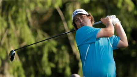 Jason Dufner hits his tee shot on the 18th hole during the final round of the PGA Championship golf tournament at Oak Hill Country Club, Sunday, Aug. 11, 2013, in Pittsford, N.Y. (AP Photo/Charlie Riedel)