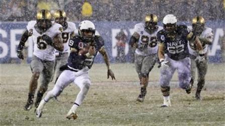 Navy quarterback Keenan Reynolds (19) runs in a touchdown during the first half of an NCAA college football game against Army, Saturday, Dec. 14, 2013, in Philadelphia. (AP Photo/Matt Slocum)