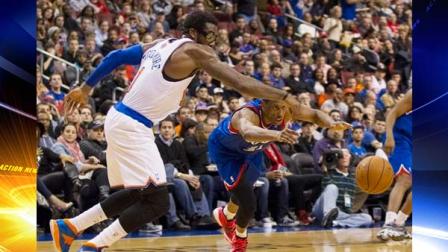 New York Knicks Amare Stoudemire, left,, reaches for the ball after Philadelphia 76ers Thaddeus Young, right, knocked it away from him during the first half of an NBA basketball game, Saturday, Jan. 11, 2014, in Philadelphia. (AP Photo/Chris Szagola)