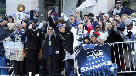 Seattle Seahawks fans cheer along the route of the Super Bowl champions parade on Wednesday, Feb. 5, 2014, in Seattle. The Seahawks beat the Denver Broncos 43-8 in NFL footballs Super Bowl XLVIII on Sunday. (AP Photo/Ted S. Warren)