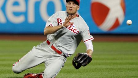 Philadelphia Phillies right fielder Hunter Pence fails to catch a ball hit by New York Mets David Wright during the ninth inning of a baseball game, Thursday, July 5, 2012, in New York. The Mets won 6-5. (AP Photo/Frank Franklin II)
