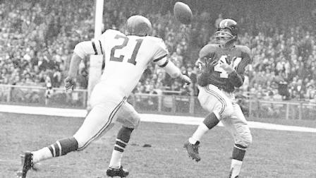 Eagles Jim Carr (21) tries to prevent completion of a George Shaw pass to Kyle Rote (44) of the Giants in first period of Philadelphia -New York game at New Yorks Yankee Stadium on Nov. 20, 1960. Eagles won a 17-10 come-from-behind victory. (AP Photo/Harry Harris)