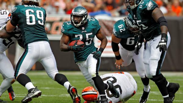 Philadelphia Eagles Running Back Lesean Mccoy 25 Runs Against The Cleveland Browns In The Second Quarter Of An Nfl F Football Nfl Football Games Nfl Football