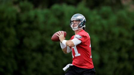 Philadelphia Eagles quarterback Trent Edwards runs a drill during NFL football practice at the teams practice facility, Thursday, Sept. 6, 2012, in Philadelphia. (AP Photo/Matt Slocum)