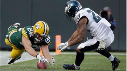 Green Bay Packers Ryan Taylor dives to recover his own fumble in front of Philadelphia Eagles Patrick Chung during the second half of an NFL football game Sunday, Nov. 10, 2013, in Green Bay, Wis. (AP Photo/Morry Gash)