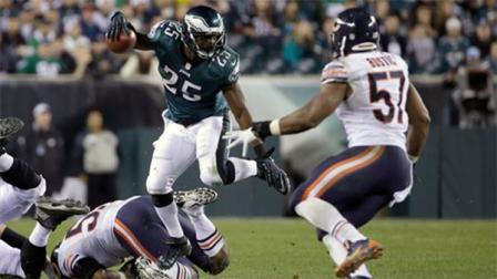 Philadelphia Eagles LeSean McCoy rushes during the second half of an NFL football game against the Chicago Bears, Sunday, Dec. 22, 2013, in Philadelphia. (AP Photo/Matt Rourke)