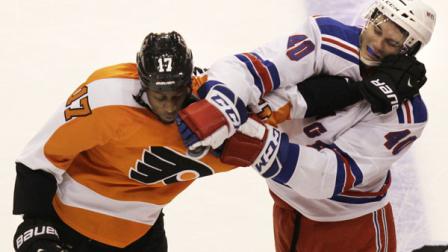 Philadelphia Flyers Wayne Simmonds (17) and New York Rangers Brandon Mashinter (40) fight in the second period of an NHL hockey game, Thursday, Oct. 24, 2013, in Philadelphia. (AP Photo/Laurence Kesterson)