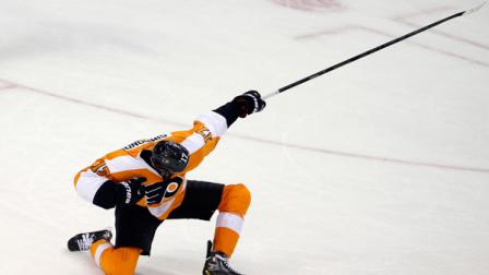 Philadelphia Flyers Wayne Simmonds celebrates after scoring a goal during the third period of an NHL hockey game against the Ottawa Senators, Tuesday, Nov. 19, 2013, in Philadelphia. Philadelphia won 5-2. (AP Photo/Matt Slocum)