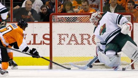 Philadelphia Flyers Wayne Simmonds, left, scores a goal past Minnesota Wilds Niklas Backstrom, of Finland, during the first period of an NHL hockey game, Monday, Dec. 23, 2013, in Philadelphia. (AP Photo/Matt Slocum)