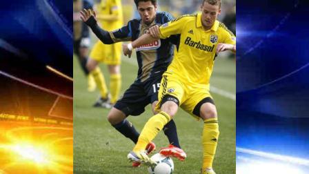 Columbus Crews Josh Williams, right, vies for control of the ball with Philadelphia Unions Gabriel Farfan during the first half of an MLS soccer game in Columbus, Ohio, Saturday, April, 6, 2013. (AP Photo/Mike Munden)