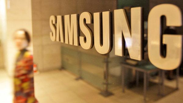 Employee of Samsung walks by Samsung logo at the firms headquarters in Seoul, South Korea, Tuesday, Jan. 15, 2008. (AP Photo/Lee Jin-man)