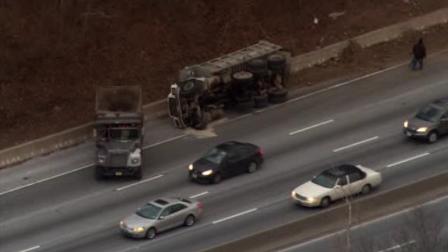 Dump truck overturns on Schuylkill Expressway