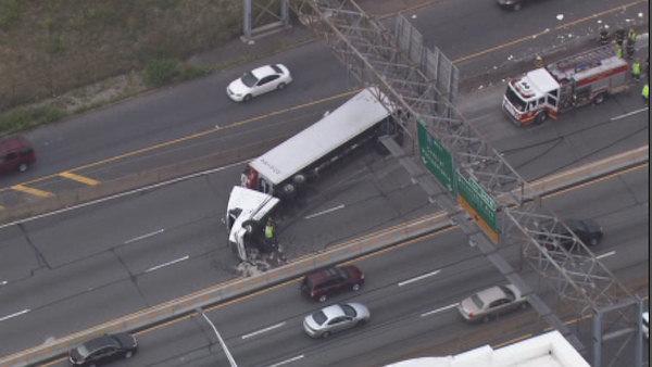 Truck crash on Schuylkill Expressway