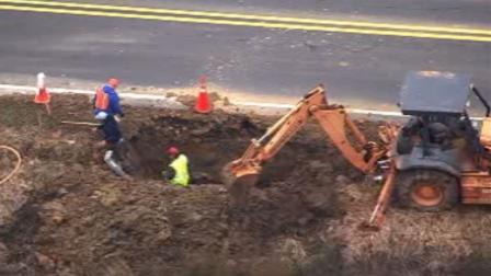Worker repair a broken water main.