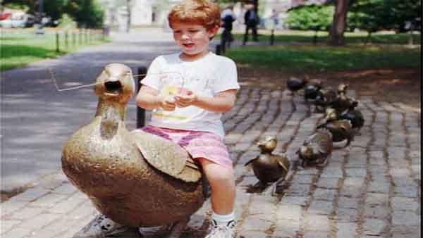 Make Way for Ducklings statue in Boston