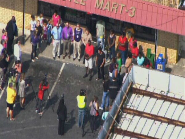 Suspects sought in triple murder and robbery in...