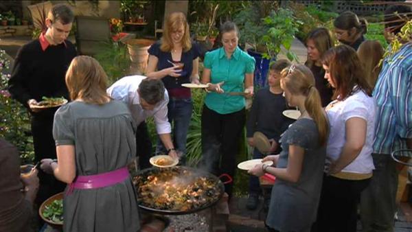 Complete Episode: A Man, A Pan, Paella!