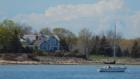 Rene Syler heads to The Hamptons, New Yorks exclusive beach hideaway, to help friends Melissa and Munah find the perfect month-long retreat.