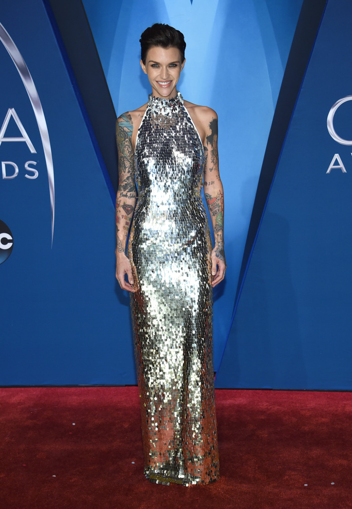 PHOTOS: 2017 CMA Awards red carpet fashion | abc13.com