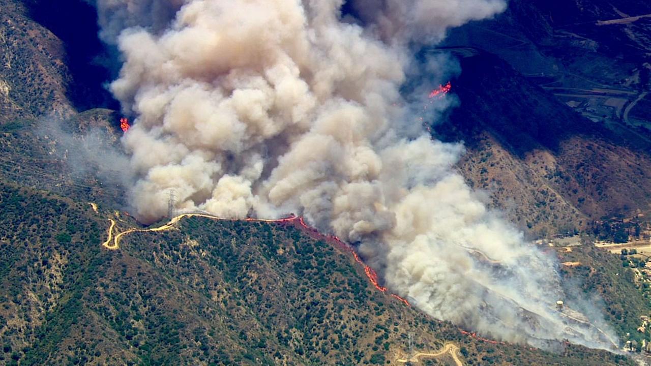 PHOTOS: 2 fires burn through Angeles National Forest above Azusa ...