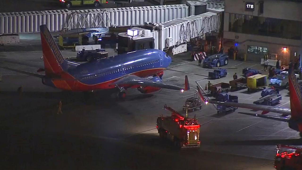 Aircraft emergency. Аварийная посадка a320 в Лос-Анджелесе. Southwest Airlines аэропорт. Southwest Airlines авиапроисшествии. Лос Анджелес самолет аэропорт посадка.
