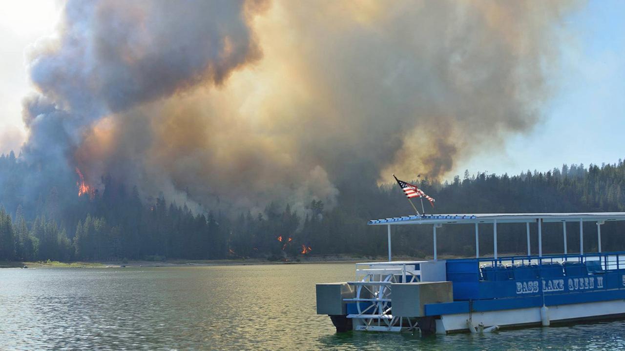 RAW VIDEO: Homeowner captures Courtney Fire burning in Bass Lake | abc7.com