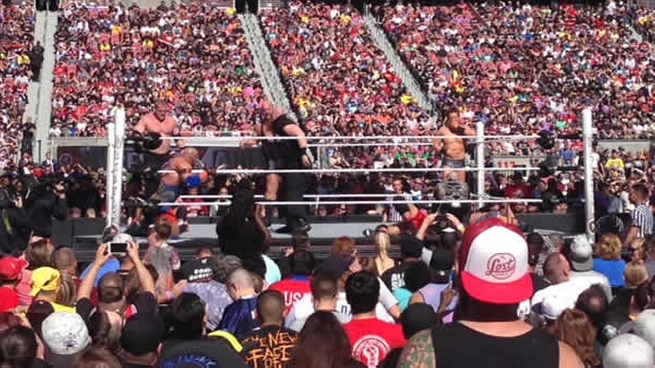 Large crowd descends on Levi's Stadium for WrestleMania | abc7news.com