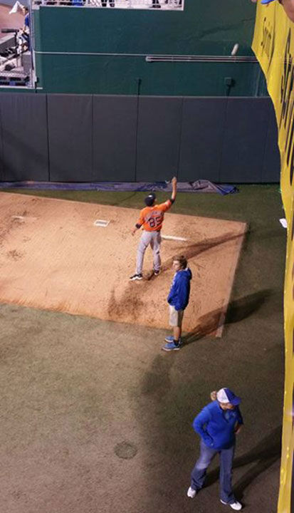 Astros bullpen catcher Javier Bracamonte shows amazing class in defeat ...