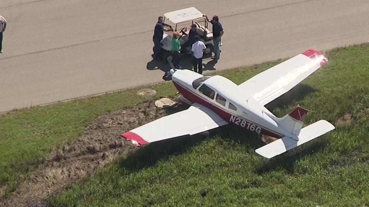 Plane skids off runway at Sugar Land airport | abc13.com