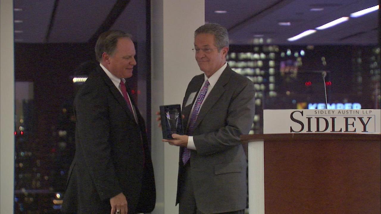 ABC7 anchor Ron Magers honored with community award | abc7chicago.com