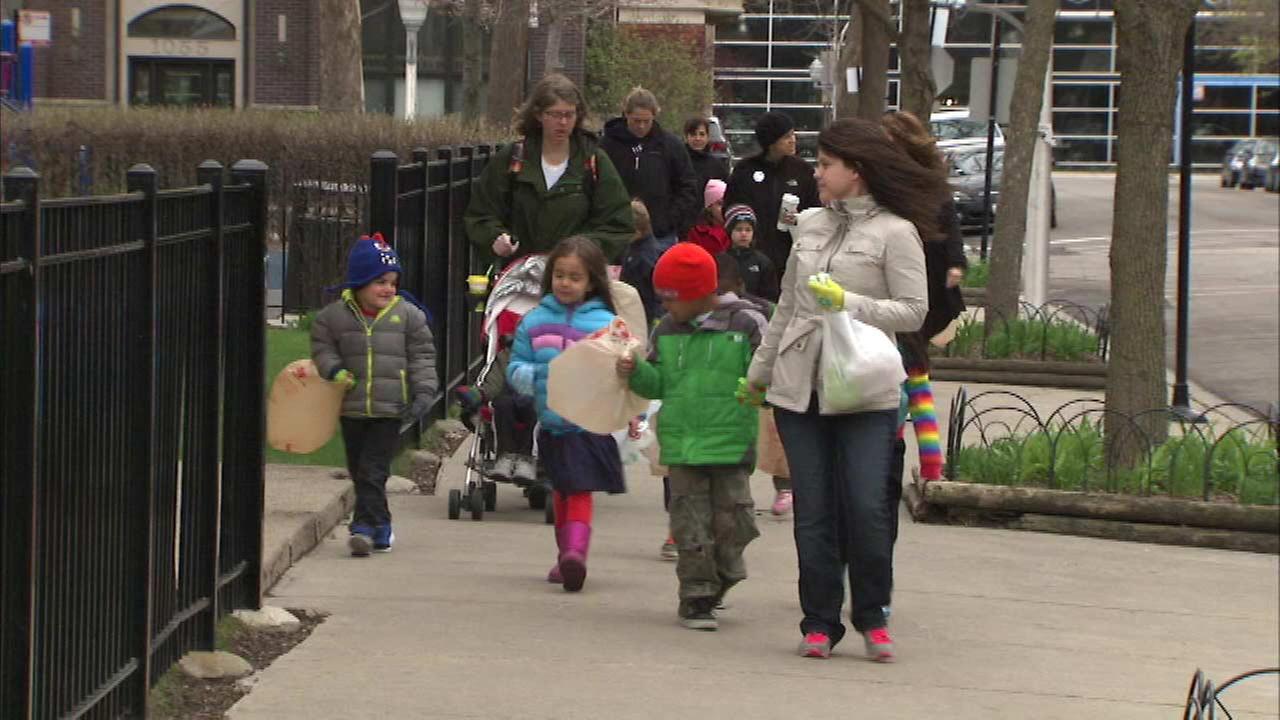 Chicago students clean up neighborhood litter for Earth Day ...