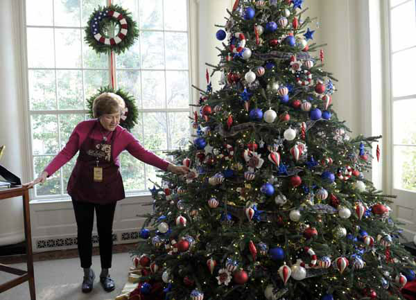 Photos 2017 White House Christmas Decorations Abc7chicago First Lady Michelle Accompanied By Dog Bo Walks Past Reporters During A Visit To The State Dining Room Of White House In Washington